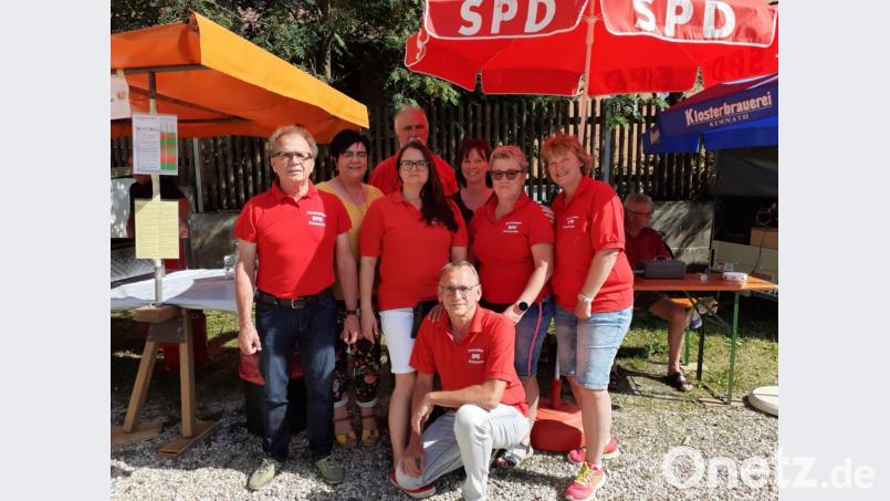 Das Sommerfest der SPD war heuer bestens besucht. Die Helfer hatten alle Hände voll zu tun. Bild: flf