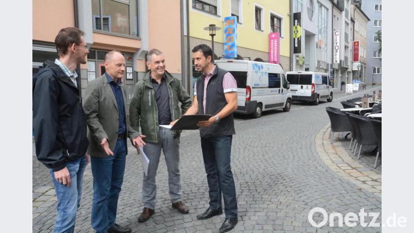 Hier, im Stadtmühlweg, können bis zu fünf Schwerbehinderte ihre Fahrzeuge im eingeschränkten Halteverbot abstellen. Die betonen (von links) Andreas Bauer, Reinhold Gailer, Friedrich Zeiß und Hubert Grillmeier. Bild: Gabi Schönberger
