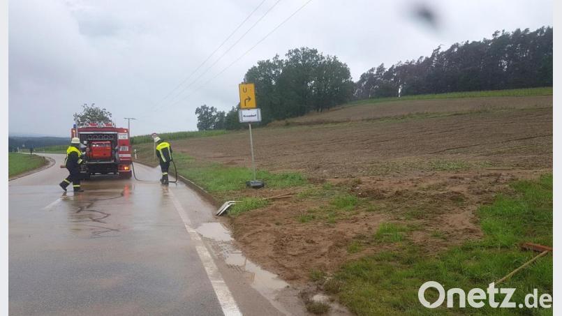 Einsatz der Feuerwehr auf der verdreckten Straße zwischen Schwarzenfeld und Sonnenried. Bild: Hirsch