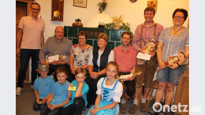 Bürgermeister Bernd Sommer (links stehend) nahm höchstpersönlich die REhrungen vor. Gehert wurden, von links, Andreas Riedl Monika Enders, Annemarie Härtl, Andreas Grillmeier sowie Heidi und Thomas Härtl. Die Bühnenkinder (vorne) erhielten jeweils einen Eisgutschein. Bild: kro