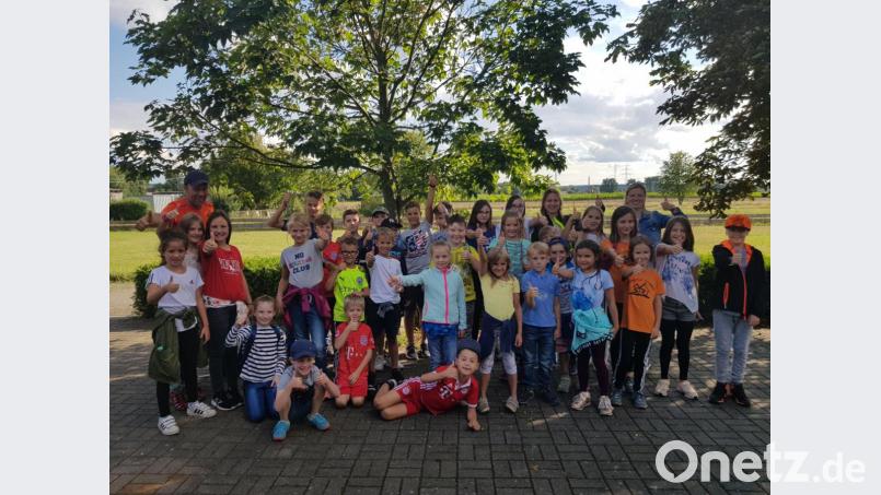 Die kleinen Geocacher sind nach erfolgreicher Schatzsuche sichtlich zufrieden. Bild: Christoph Schiesl/exb