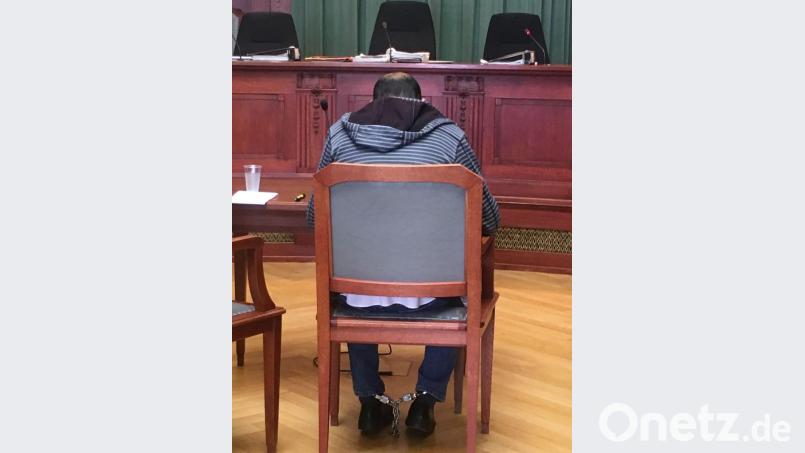 Boujemaa L., der beschuldigt wird, Sophia Lösche ermordet zu haben, im Schwurgerichtssaal des Bayreuther Justizpalastes. Das Gericht befragt ihn zu einem Messerangriff auf seine Ehefrau. Bild: san