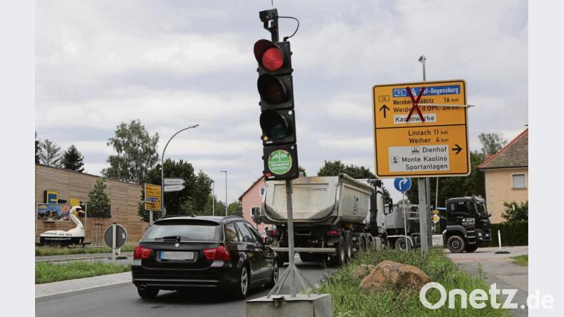Nach vorbereitenden Arbeiten beginnt jetzt die Asphaltierung: Die B 14 wird in der Ortsdurchfahrt von Hirschau ab heute abschnittsweise gesperrt. Verkehrsteilnehmer müssen weiträumig ausweichen. Bild: Unger, Heike
