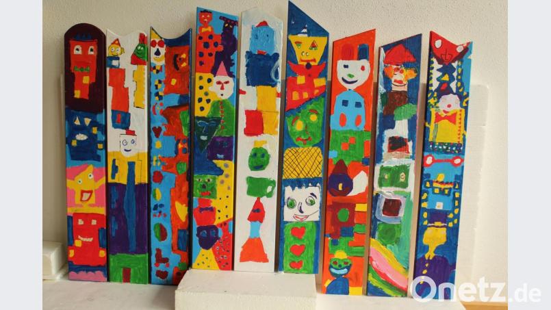 Das Ergebnis ist beeindruckend und bunt. Die Kinder präsentieren stolz ihre Rizzi-Motive. Bild: exb