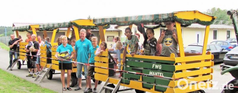 40 Ferienkinder haben Spaß bei Fahrten mt dem FWG Zug und beim spannenden Entenrennen. Bild: sei