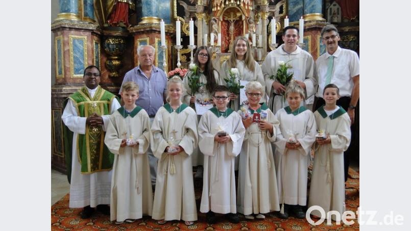In der Pfarrei Schlicht werden neuen Ministranten (vorn) aufgenommen; hinten (von links): Pfarrvikar Hruday Madanu, Mesner Karl Weiß, drei der ausscheidenden Ministranten sowie Mesner Werner Rieger. Bild: ct