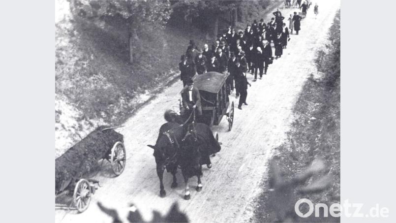 Juden und Christen begleiten im Trauerzug einen Verstorbenen zum Friedhof (Quelle: „Siehe der Stein schreit aus der Mauer“, Ausstellungskatalog, Nürnberg, 1988). Bild: exb