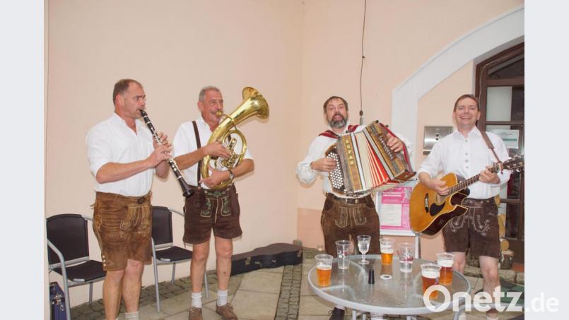 Nahe dem Schloss hatten die Paschermusikanten beim Stadtfest ihren Auftritt. Bild: mmj