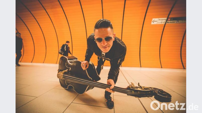 Fenzl rockt mit seinem Kontrabass im September die Kleinkunstbühne der Historischen Druckerei Seidel. Bild: Agentur TS Entertainment