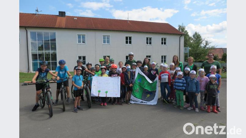 Die beiden Gruppen „Indianer“ und „Radfahrer“ gestalteten gemeinsam das Elternfest am Ende der dritten Ferienwoche. Bild: jzk