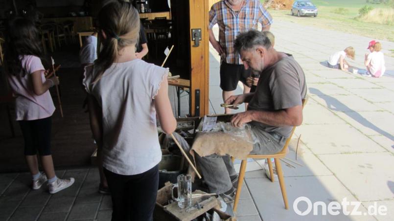 Leben wie ein Steinzeitmensch, das konnten die Kinder beim Ferienprogramm im Dokuzentrum Weiding ausprobieren. Bild: ga