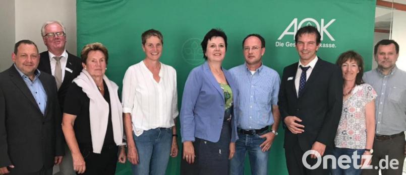 CSA-Vorsitzender Uwe Friedrich, AOK-Pflegeberater Michael Falkenstein, Ingrid Kurz, Stvellvertretende CSU-Kreisvorsitzende Monika Breunig, AOK- Direktorin Christa Siegler, GPA-Kreisvorsitzender Rainer Weis, AOK-Bereichsleiter Thomas Bär, Petra Rabenhofer und Kreisrat Günter Koller (von links). Bild: Nancy Weis