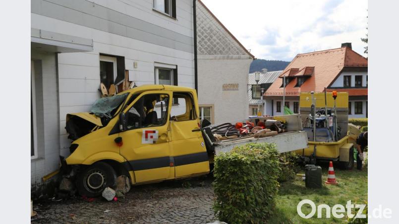 Das Baustellenfahrzeug krachte gegen die Hausmauer Bild: Roland Wellenhoefer