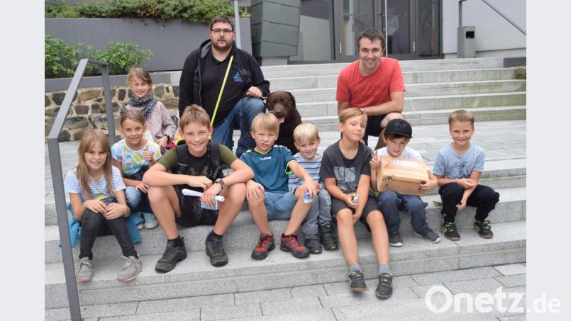 Geocaching mit Kids und Hund. Die kleinen Schatzsucher präsentieren stolz ihre „Beute“. Bild: bey