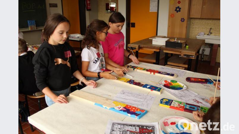 Die Kinder entwerfen nach dem Vorbild des New Yorker Künstlers James Rizzi ihre eigenen Pop-Art-Entwürfe. Bild: exb