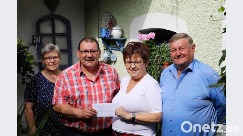 Der Rauchclub mit (von links) Rita Legat und Bernhard Bauernfeind überreichten die Spende an AWO-Ortsvorsitzende Brigitte Scharf. Mit auf dem Foto AWO-Kassier Ernst Gallersdörfer (rechts). Bild: njn