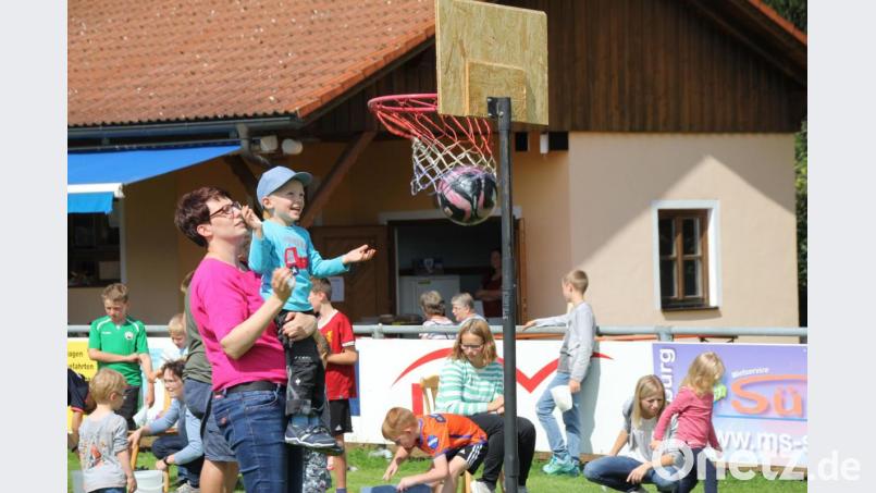 Wenn die Kinder noch ein bisschen „zu kurz“ waren, durften die Mamis beim Basketball ein wenig mithelfen. Bild: frd