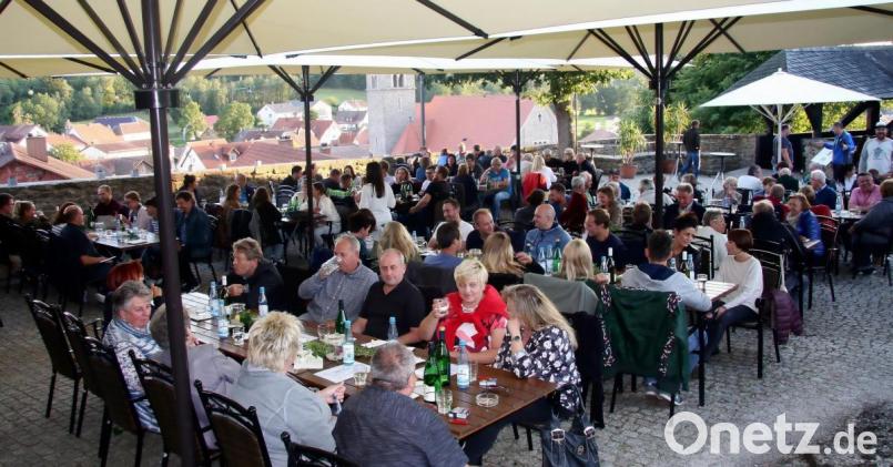 Der Falkenberger Burghof ist ein stimmungsvoller Ort für eine Feier. Das Weinfest lockte erneut zahlreiche Besucher an. Bild: wro