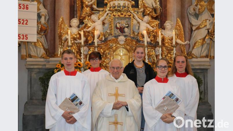 Unser Bild zeigt (von links) Lukas Forster, Stefania Schmid, Pater Friedhelm Czinczoll, Oberministrantin Eva Wifling, Anika Männer, sowie Oberministrantin Maxima Fischer. Bild: jr