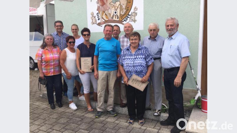 Blumen sprechen lassen (von links) Inge Pscherer, Bürgermeister Franz Tauber, Dorle Prechtl, Steffi Veigl, Sandra Köstler, Klaus Prechtl, Peter Pscherer, Anton Schenkl, Barbara Heindl, Josef Heindl, FVV-Vorsitzender Günter Pöllmann. Bild: gis
