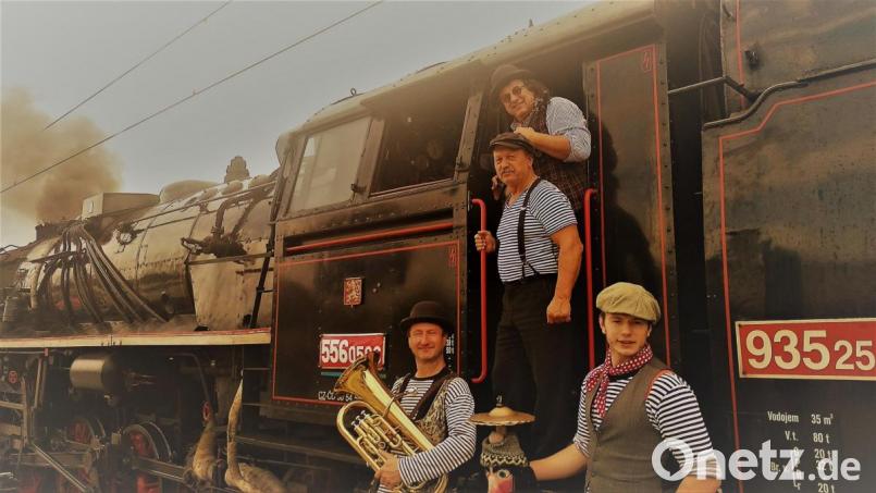 Beim bayerisch-böhmischen Kulturfest auf dem Schwandorfer Marktplatz spielt die Švejk-Band aus Pilsen. Bild: rxb