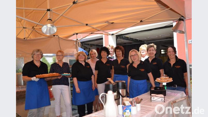 Die Mitglieder der Frauenunion mit Vorsitzender Christine Kick (rechts) haben sich ins Zeug gelegt und boten neben herrlichen Salaten zu Mittag auch bestes Gebäck zur Kaffeestunde und darüber hinaus beim CSU-Sommerfest. Bild: gi