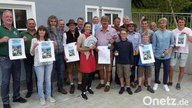 Die beteiligten Helfer und Betriebs- und Vereinsvertreter mit Bürgermeister Schregelmann (Mitte), der Verfasserin der Bewerbung Elisabeth Waldeck (links daneben), Mitinitiator des Flyers Thomas Beutner (rechts) und Brauereichef Anton Bruckmüller (Siebter von links) Bild: fsb