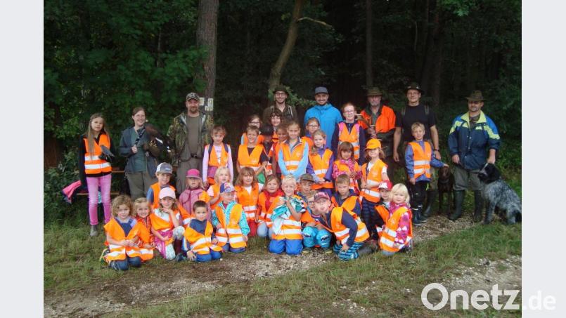 Mit dem Jäger auf die Pirsch gehen 30 Kinder beim Ferienprogramm des Obst- und Gartenbauvereins Hiltersdorf. Bild: exb