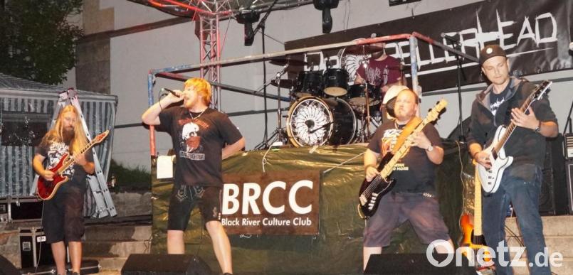 Heimspiel hatten die Lokalmatadoren der Punk-Rock-Band „PropellerHead“ bei der achten Auflage des Burgrocks zum Altstadtfest. Bild: weu