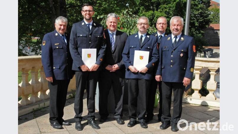 Thorsten Jobst (Zweiter von links) und Thomas Wiesent (Dritter von rechts) sind jetzt Kreisbrandmeister. Dazu gratulierten (von links) Kreisbrandinspektor Johann Sperber, Landrat Richard Reisinger, Kreisbrandinspektor Christof Strobl und Kreisbrandrat Fredi Weiß. Bild: Hollederer, Christine