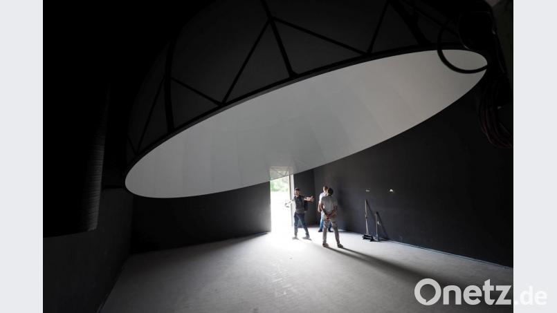 Exklusiver Blick in die Kuppel des Planetariums von Ursensollen. Mit dem extremen Weitwinkel-Objektiv gelingt es, die ganze Kuppel auf ein Foto zu bringen. Bild: exb