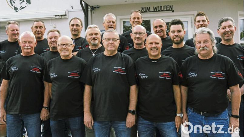 Das ist der Motorrad-Stammtisch Kauerhof: Vorne die immer noch aktiven Biker der ersten Stunde (von links): Günter Bauer (Ehrenmitglied), Jürgen und Peter Allgeier, Bernhard Haasmann (Gründungsorganisator) und Klaus Kleiner (Kassenwart). Bild: gf