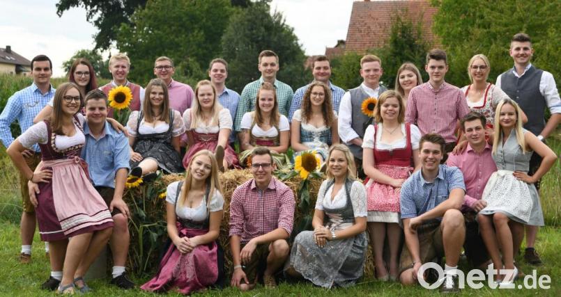 xxxBU
Fesche Kirwamoidln und schneidige Kirwaburschn beleben das Stullner Kirwatreiben und setzen am Sonntagnachmittag mit ihren Tänzen einen Höhepunkt.- Bild: ohr