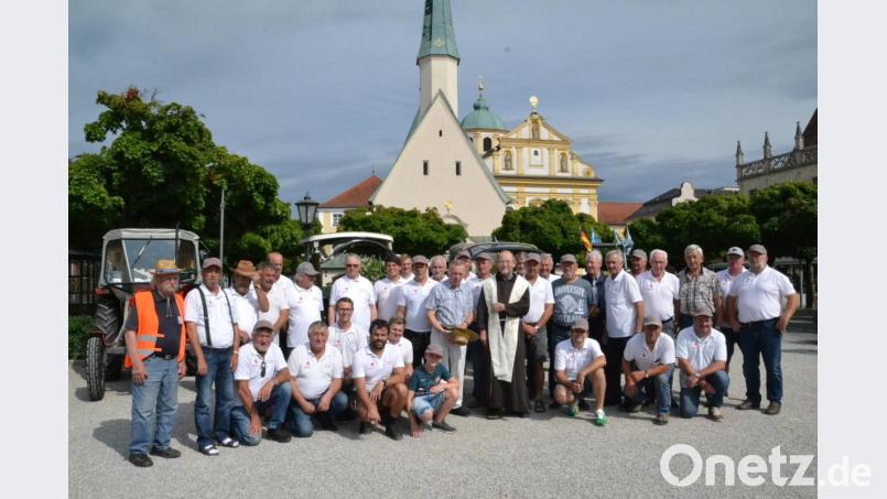 Zum zehnten Mal haben "Bulldog-Wallfahrer" aus Neunburg und dem Umland den Kapellenvorplatz in Altötting erreicht. Zum Jubiläum der motorisierten Pilgerfahrt hatten sich 36 Oldtimer-Traktoren auf den Weg gemacht. Bild: exb