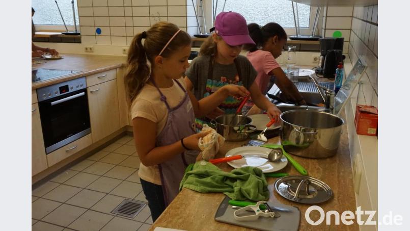 Alle packen mit an! Am Ende des Back-Workshops muss das Geschirr wieder sauber sein. Bild: Hopperdietzel, Dominik