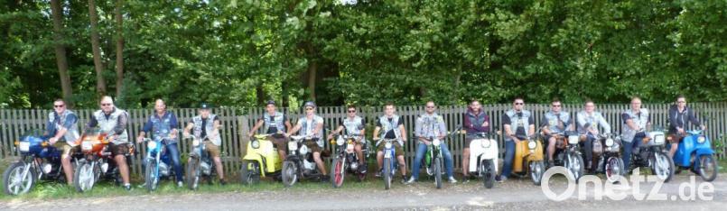 Die „Wild Hogs“ nehmen mit ihren Fahrzeugen Aufstellung. Die Hauptinitiatoren sind (von links) Marius Hederer, Matthias Hederer und Christian Hederer. Bild: att