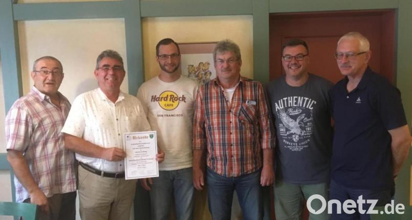 Die Reservistenkameradschaft Freihung gratuliert ihren erfolgreichen Schützen (von links): Zweiter Vorsitzender Gerhard Lindthaler, Vorsitzender Norbert Bücherl, Dominik Falk, Wolfgang Rauscher, Carsten Spöth und Heinz-Peter Ertl, der bei der Marktmeisterschaft als Schießleiter an den Ständen des Schützenvereins Tanzfleck fungiert hat. Bild: nbu