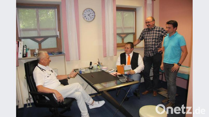 Der Vorsitzende und Bürgermeisterkandidat der Freien Wähler Kastl Dominik Kugler im Gespräch mit Dr. Roland Vogel. Mit anwesend bei dem Gespräch waren der 2. Vorsitzende der Freien Wähler Walter Zimmermann, Markus Kaufmann und Gemeinderat Michael Kraus (nicht im Bild). Bild: exb