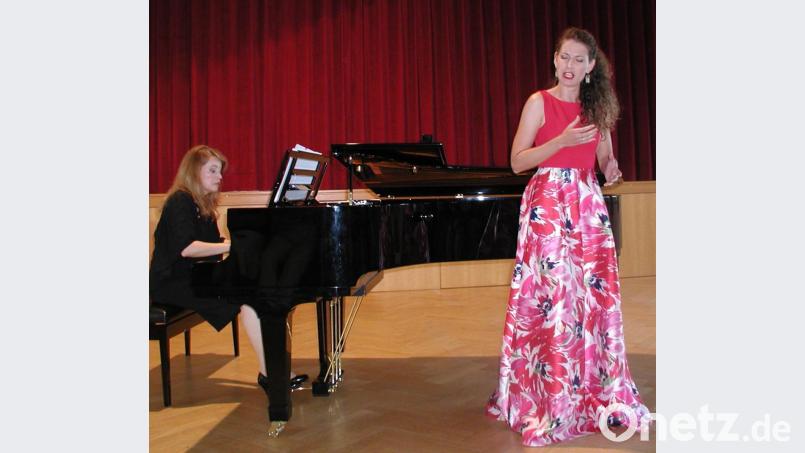 Mit großer Bühnenpräsenz präsentierte Radoslava Vorgic Arien und Lieder aus allen Musikepochen, begleitet von Mariann Kerenyi am Flügel. Bild: ld