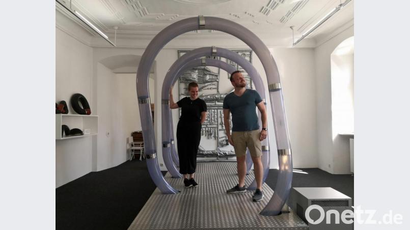 In diesen Bögen wird nicht nur die Luftröhrenpost verschickt, sondern auch positive Energie. Basti und Caro überzeugen sich selbst davon. Bild: phol