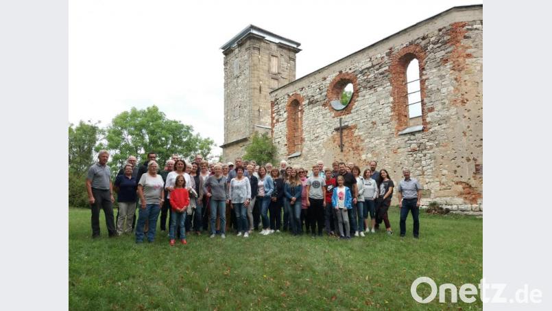 Auch die Kirche in Hopfenohe besichtigt die Gruppe. Bild: wat
