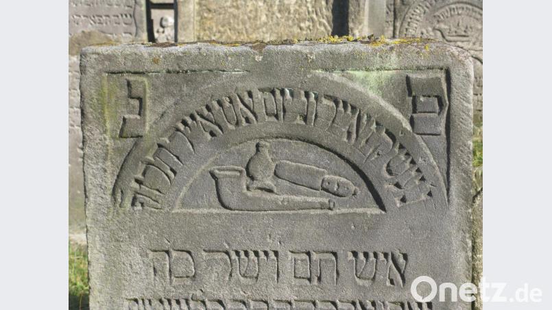 Grabstein eines Mohel (Beschneider) mit Messer und Puderdose sowie Schofar-Horn. Archivbild: Dieter Dörner