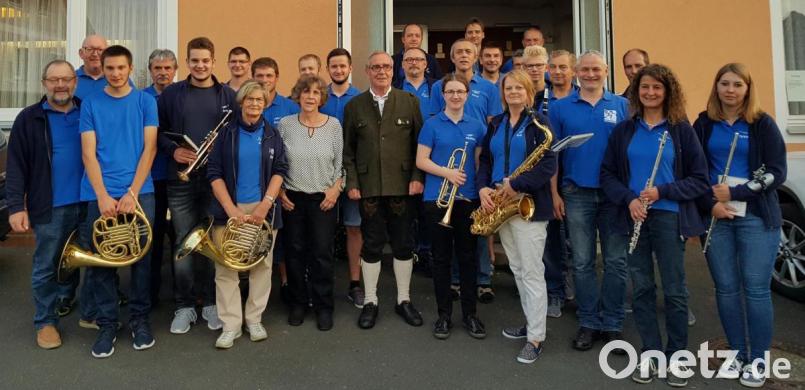 Georg Wegener feierte seinen 80. Geburtstag. Die Stadt-und Jugendblaskapelle „Grenzlandbuam“ Bärnau unter der Leitung von Günther Freundl überbrachte dem Jubilar und ehemaligen Musiker ein Standerl. Bild: exb