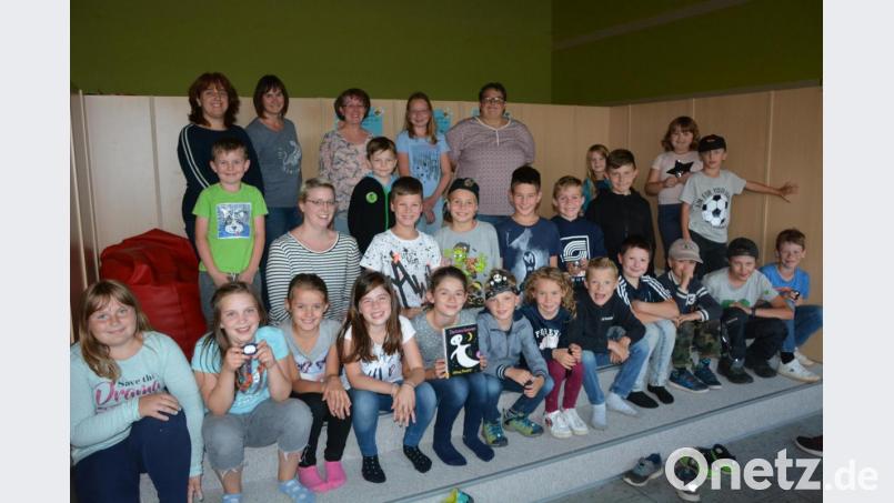 Lisa Kopp (Mitte, Zweite von links) las den Kindern aus dem Buch „Das kleine Gespenst“ vor, ehe es auf Gespensterjagd rund um die Wälder von Konnersreuth ging. Mit dabei war das Büchereiteam, das den Kindern ein wenig die Angst nahm. Bild: jr