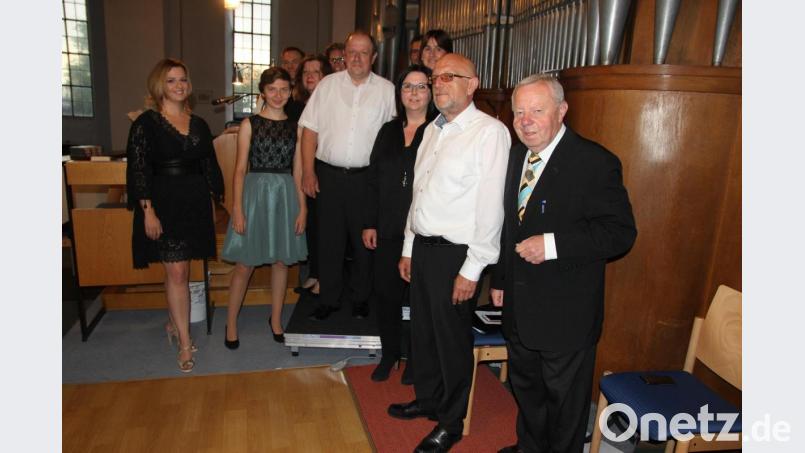 Das Bild zeigt Kirchenmusiker Michael Koch (vorne Dritter von links) mit seinen Musikern, die das Konzert bestritten. Bild: ral
