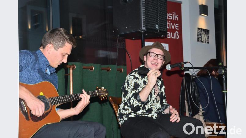 Konstantin Pfisterer und Markus Unholzer (von links) spielten zur Freude eines großen Publikums eigene Songs im &quot;Friedrich&quot;. Bild: fjo