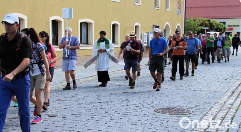 Pfarrer Mattus Jose begleitete die Wallfahrer nach dem Pilgersegen bis zum Ortsausgang. Bild: bjo