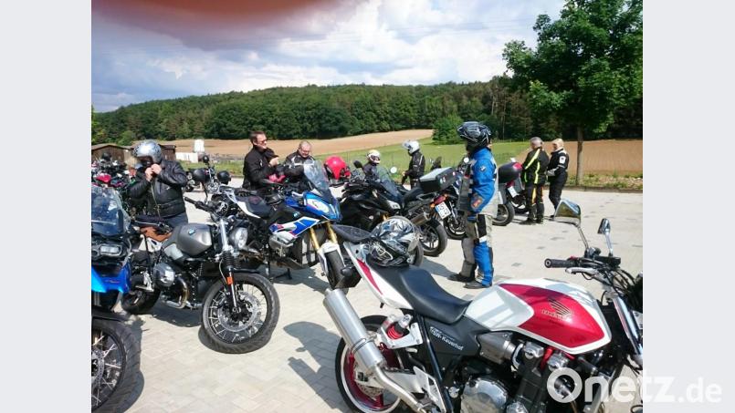 Das ist schon eine verschworene Gemeinschaft, die sich da regelmäßig mit ihren Bikes in die Welt hinaus aufmacht – hier bei einer Drei-Tage-Fahrt an der österreichischen Grenze. Bild: exb