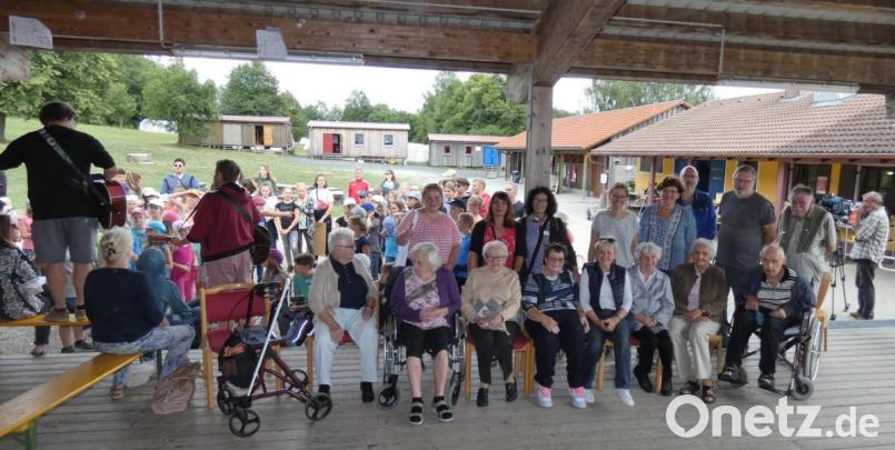 40 Jahre Zeltlager, das war ein ganz besonderer Besuch für die Bewohner des Eleonore-Sindersberger-Hauses. Tina Meyer (Vierte von rechts, sitzend) war in ihrer Jugend beim Zeltlager aktiv, heute sind sogar ihre Enkel dabei, Bild: exb