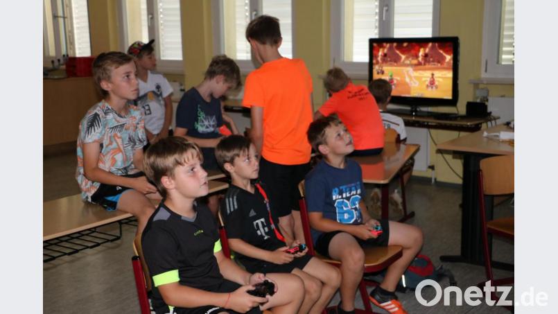 Nach den Rennrunden mit „Mario Kart“ an der Spielekonsole geht’s hinaus auf den Bolzplatz. Bild: gru